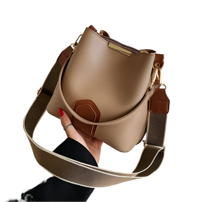 Bolsa de Ombro Trance Balde em Couro | Moderno e Funcional