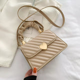 Bolsa Transversal Cloe - Alça Plissada e Fecho de Coração | Elegante e Versátil