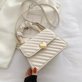 Bolsa Transversal Cloe - Alça Plissada e Fecho de Coração | Elegante e Versátil