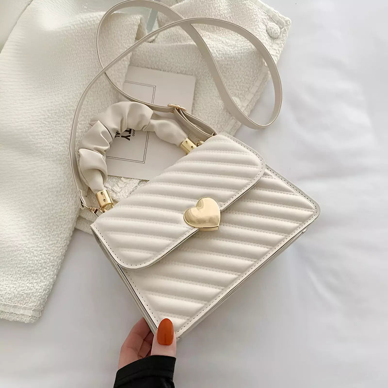 Bolsa Transversal Cloe - Alça Plissada e Fecho de Coração | Elegante e Versátil