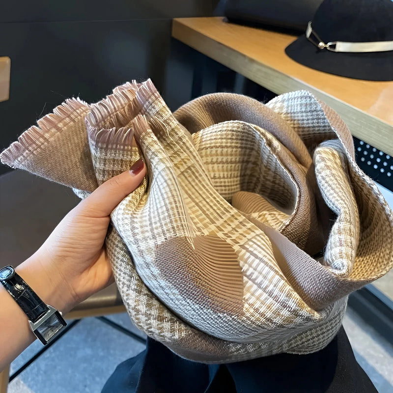 Echarpe Xadrez com Detalhes de Coração | Estilo, Elegância e Versatilidade