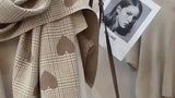 Echarpe Xadrez com Detalhes de Coração | Estilo, Elegância e Versatilidade