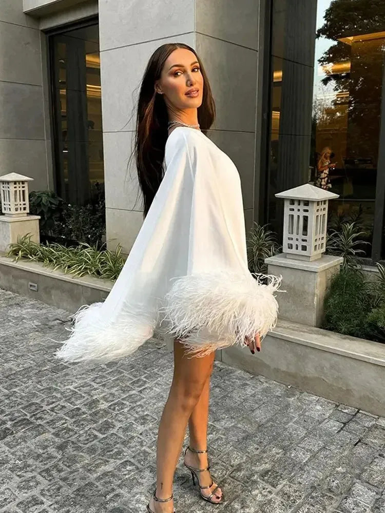 Vestido Branco Mula Manca com Manga Flare e Detalhes em Plumas - Ideal Para Festas