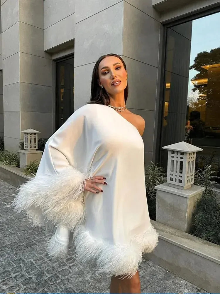 Vestido Branco Mula Manca com Manga Flare e Detalhes em Plumas - Ideal Para Festas