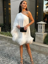 Vestido Branco Mula Manca com Manga Flare e Detalhes em Plumas - Ideal Para Festas