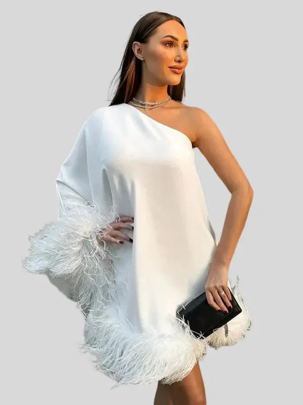 Vestido Branco Mula Manca com Manga Flare e Detalhes em Plumas - Ideal Para Festas